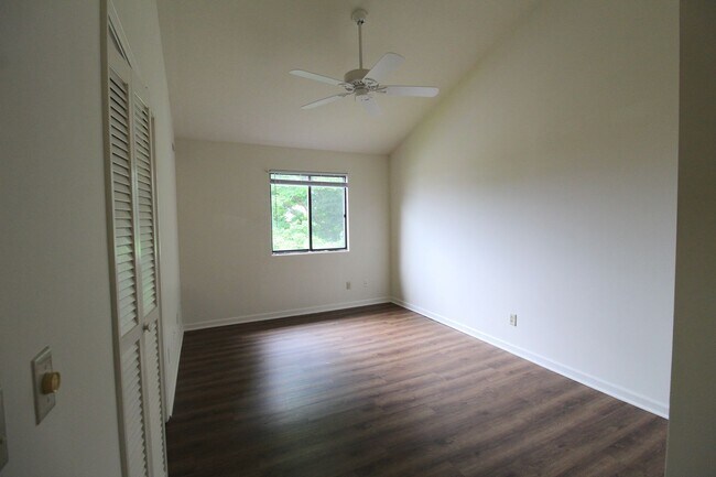 Building Photo - Madison Manor Condo for Rent with 3 Bedrooms and 2 Baths.  Great Location!