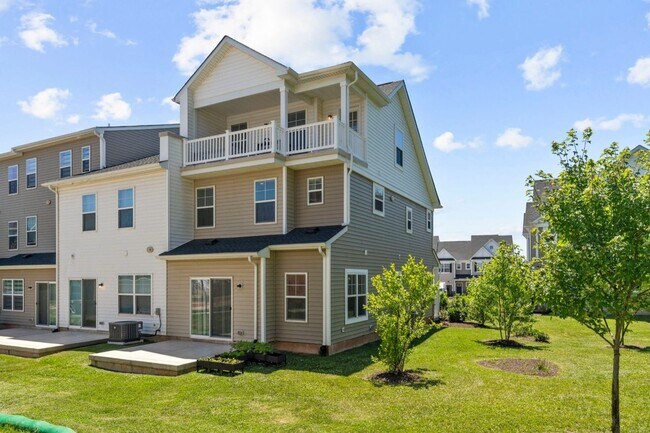 Building Photo - Elegant 3-Bedroom Home in Isaac Court. Available the Second Week of October!