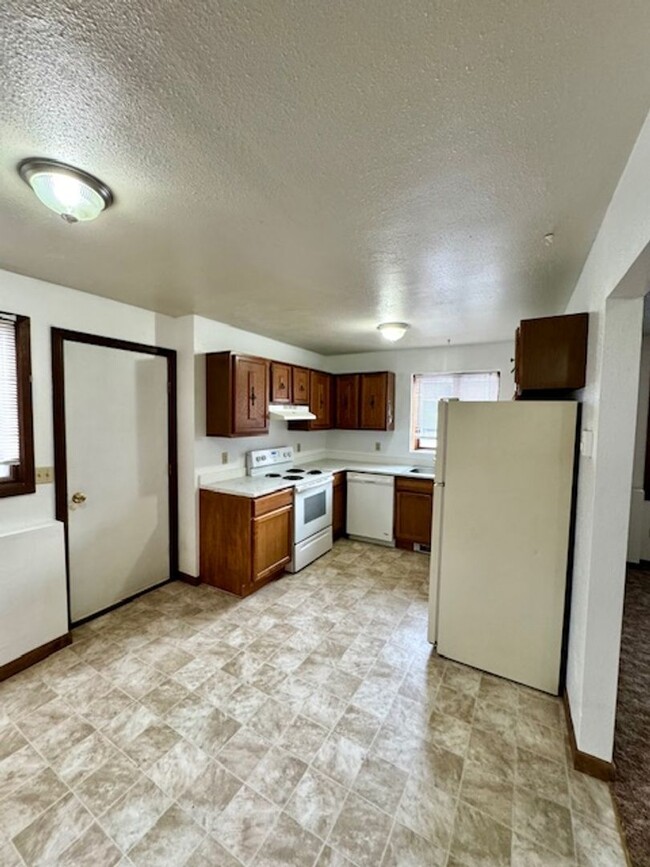 Building Photo - Charming 2-Bedroom Apartment Near MSU – Ca...