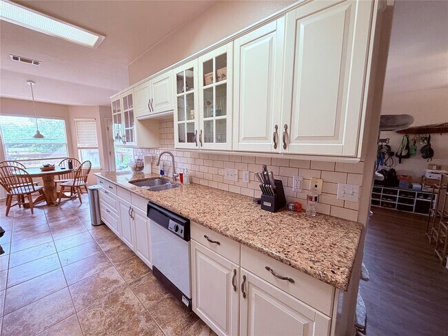 Building Photo - 2805 Feathercrest Dr