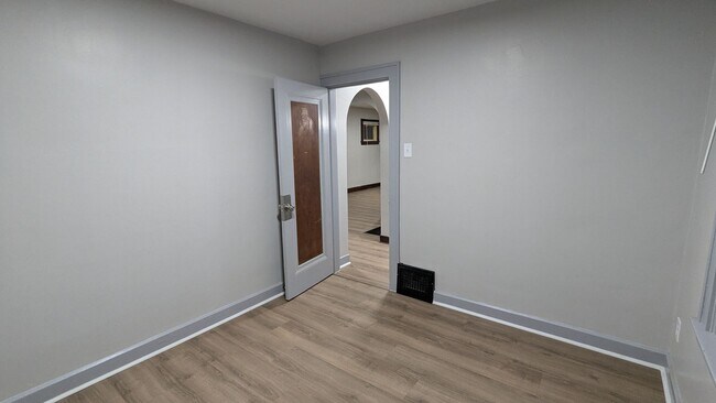 Building Photo - Charming 3 bedroom/1 bath home in the heart of Akron!