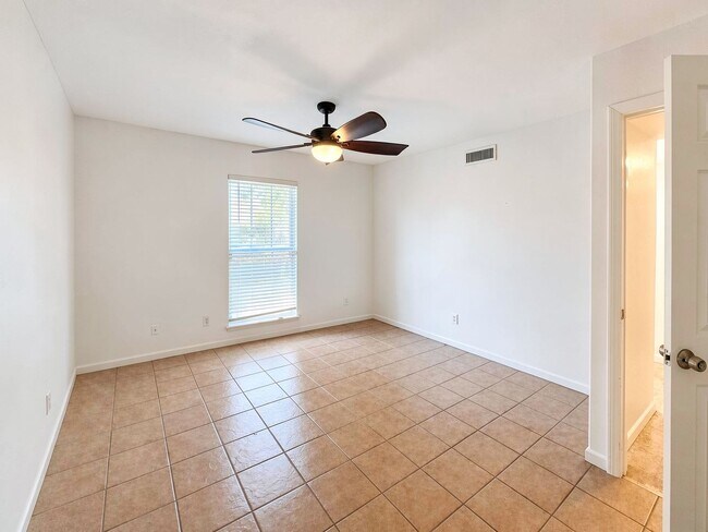 Building Photo - 11067 Wallbrook Dr