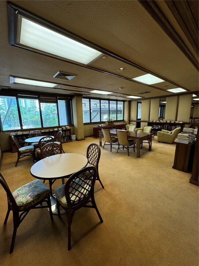 Building Photo - 520 Brickell Key Dr