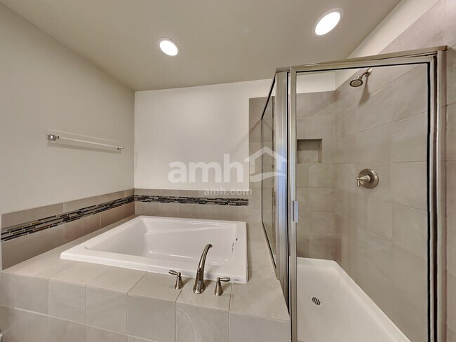 Building Photo - 2748 Moore Ave