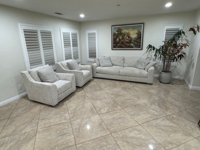 Building Photo - Beautiful 5 Bedroom Home