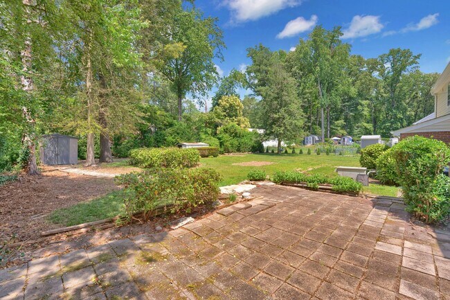 Building Photo - Beautiful Renovated 4 Bedroom 2.5 Bathroom...
