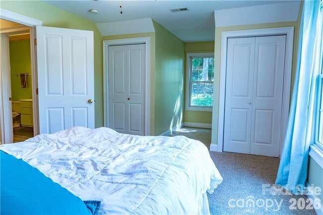 Building Photo - 40 Crestwood Dr