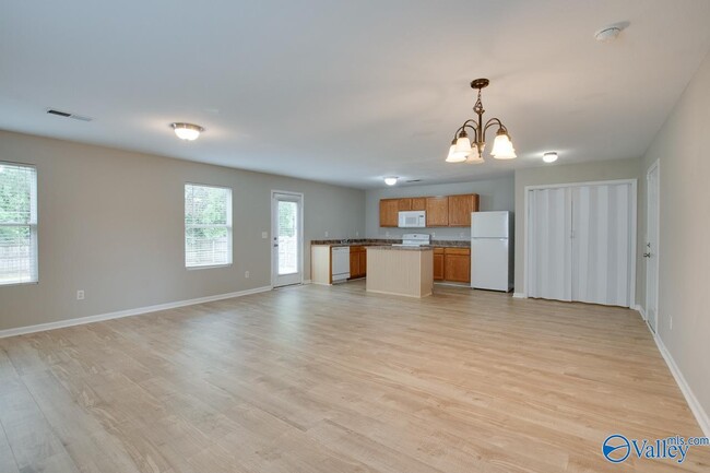 Building Photo - 102 Whitestone Dr NE
