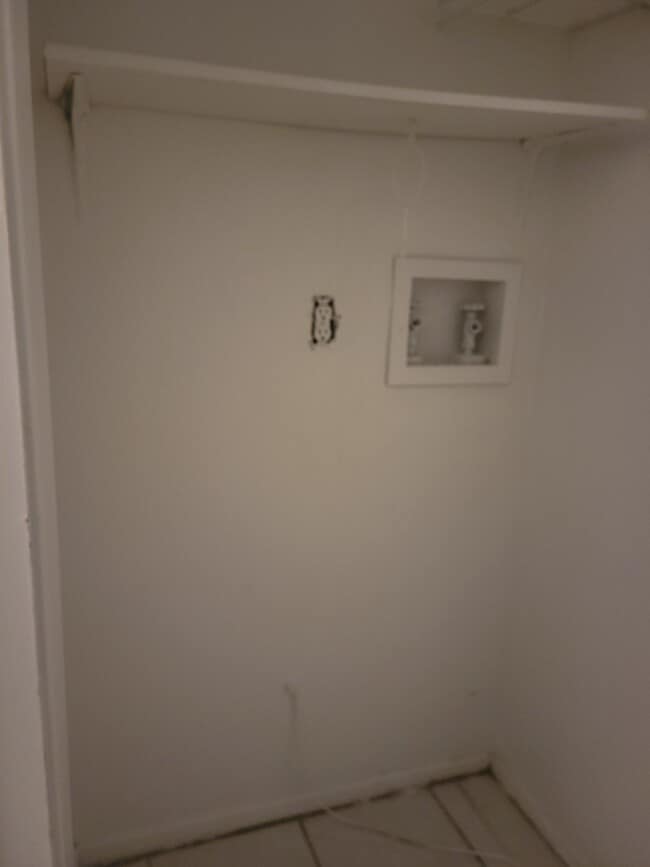 Building Photo - 13023 Maxim Dr