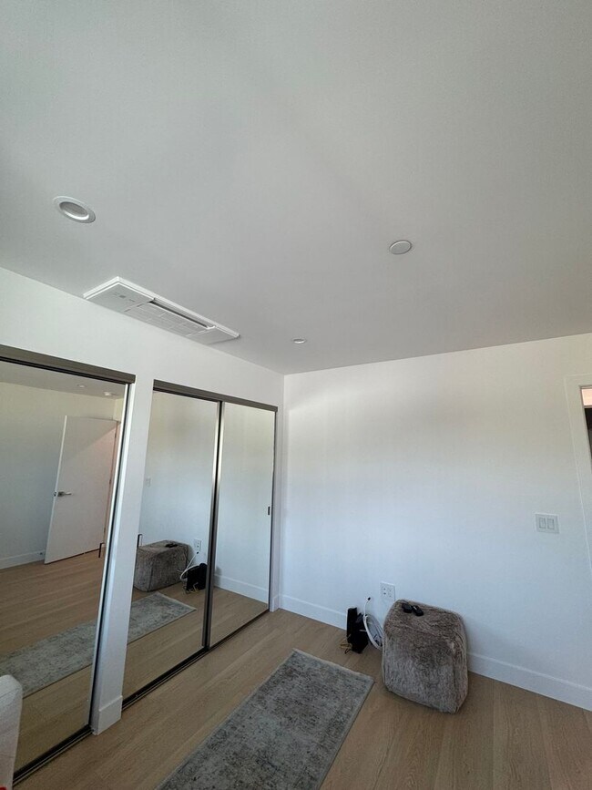 Building Photo - Spacious 1000 Sq. Ft. Single-Floor Back AD...
