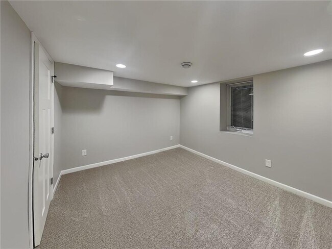 Building Photo - 2942 Zenith Ave N