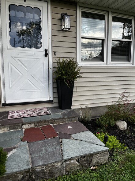 Building Photo - 328 Balmville Ln