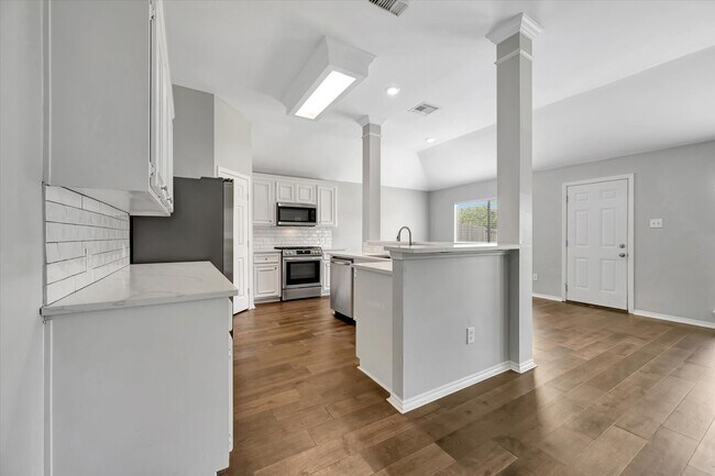 Building Photo - 3915 Summerfield Dr