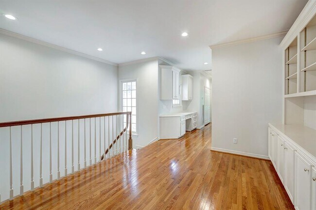 Building Photo - 2709 Wroxton Rd