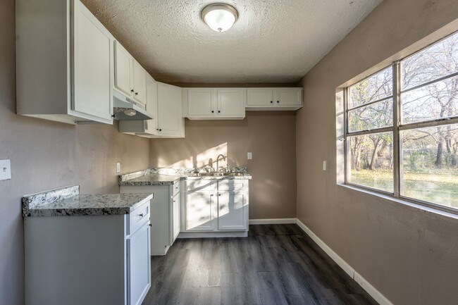 Building Photo - Beautiful 3 bed 1 bath!