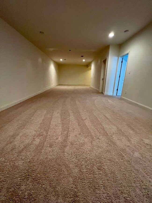 Building Photo - Luxurious 4-Bedroom Corner Townhome in Newtown Square! Available mid-April!