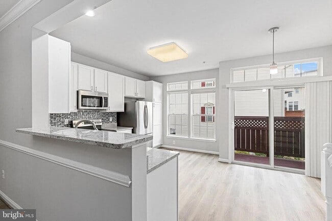 Building Photo - 2752 Manhattan Pl