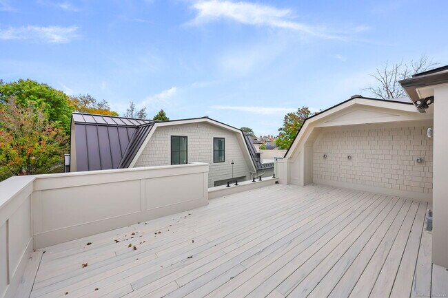 Building Photo - 191 Field Point Rd