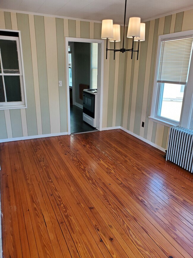 Building Photo - 18 E Main St