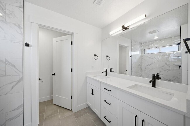 Building Photo - 946 Malibu Dr