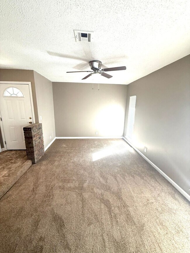 Building Photo - ** 3 Bed 2 Bath located off Wares Ferry road ** Call 334-366-9198 to schedule a self tour