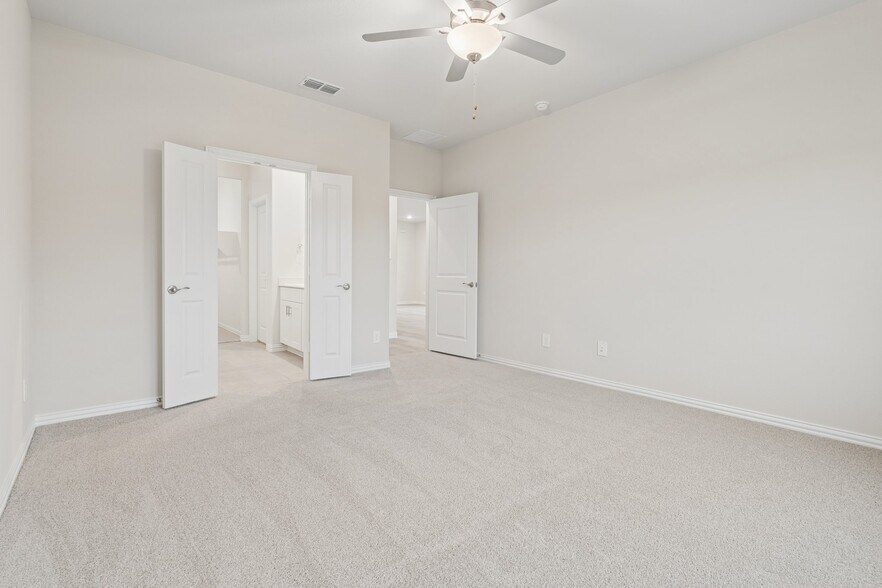Building Photo - 702 Dotty Dr