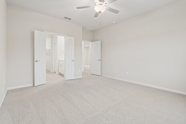 Building Photo - 702 Dotty Dr