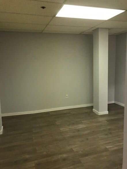 Building Photo - 464 Pratt St Ext