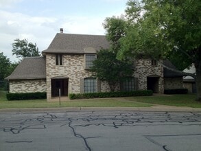 Building Photo - Townhome