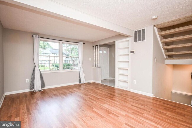 Building Photo - 27 Cross Country Ct