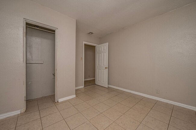 Building Photo - 3 BEDROOM 1 BATHROOM BRICK HOME FOR RENT!