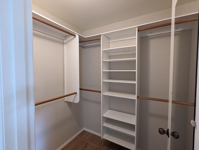 Building Photo - Charming 3x2 on Cul-de-sac with a double-car garage and fenced backyard near Hollinshead Park in ...