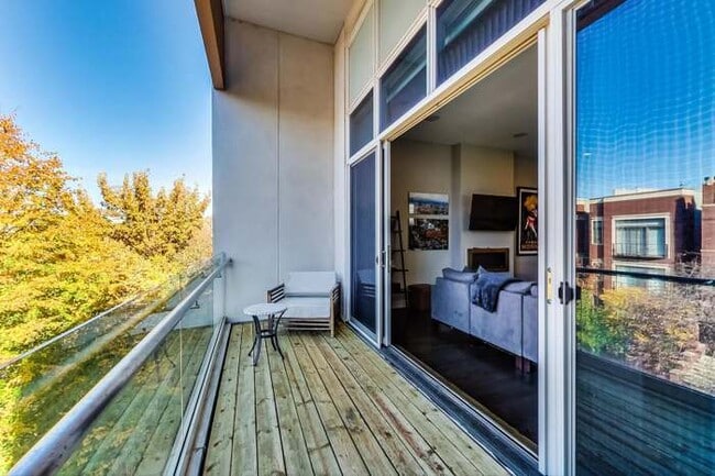 Building Photo - 1021 N Hermitage Ave