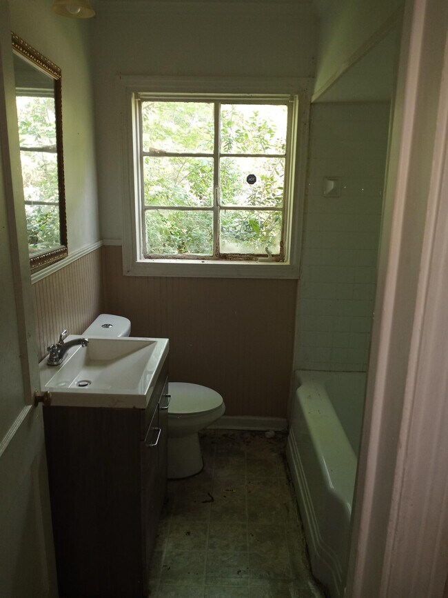 Building Photo - 304 Lawrence Rd