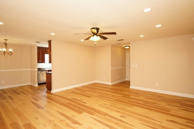 Building Photo - Central Niceville Location