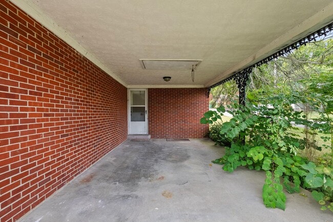 Building Photo - 610 Greenbriar Dr