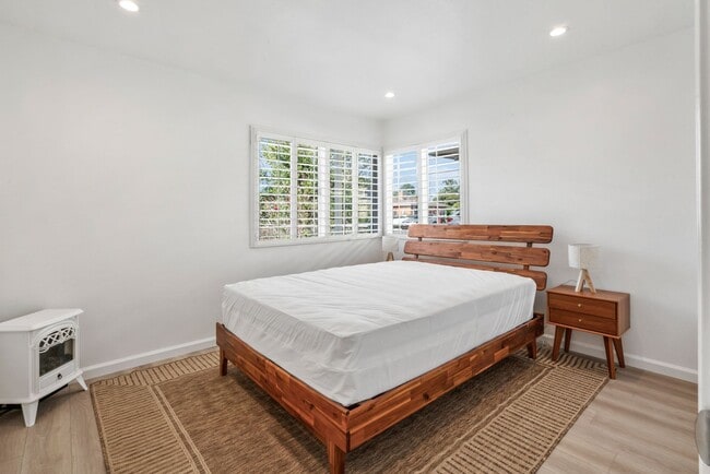 Building Photo - Move-In Ready Gem with Convenient Location