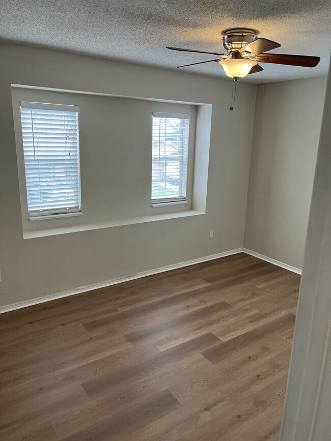 Building Photo - Single family home with lawncare included