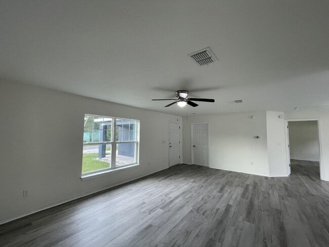 Building Photo - Move-In Ready! Beautiful 3BR/2BA with New Flooring & Fresh Paint
