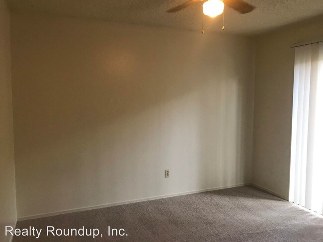 Building Photo - 1707 W Swain
