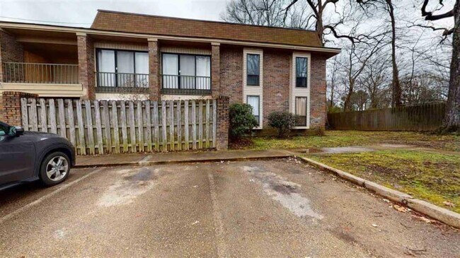 Building Photo - 6633 Poplar Woods Cir E