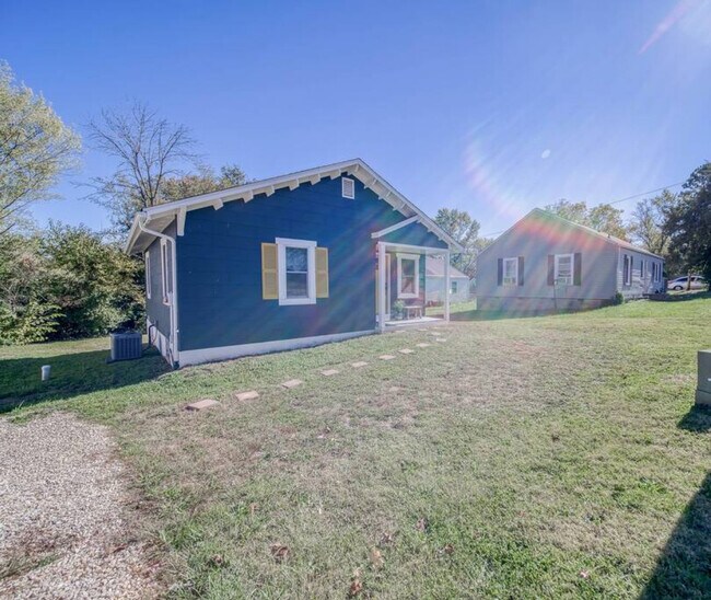 Building Photo - 1402 Iowa St