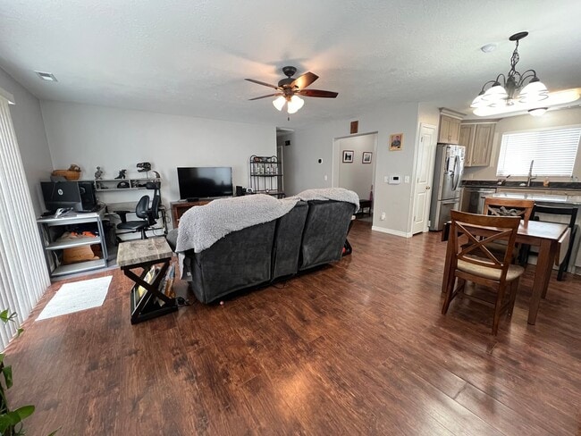 Building Photo - 3 Bedroom/2 Bathroom House in Stansbury Park