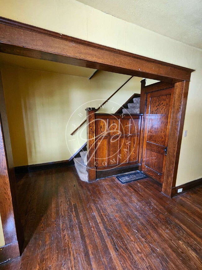 Building Photo - 2 bed 2 story townhouse! Individual basement! Front and back entrances with porch!