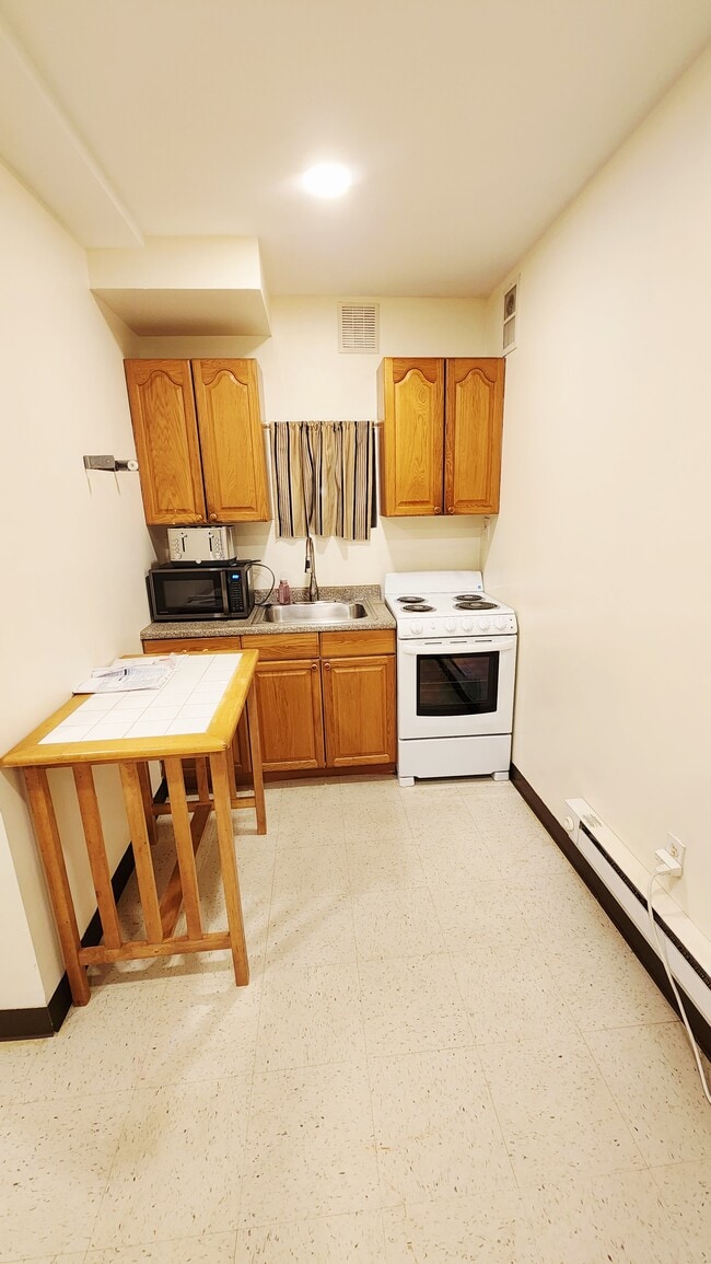 Building Photo - 240 Clinton Pl