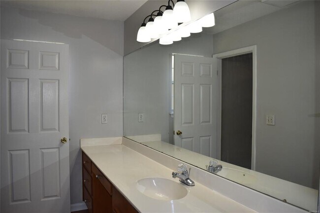 Building Photo - 3001 Sutton Dr