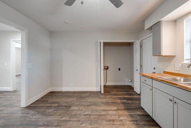 Building Photo - 718 Salem Rd