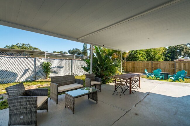 Building Photo - Fully Furnished 3BR/2BA St. Pete Home – Modern Updates & Prime Location