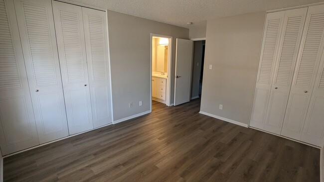 Building Photo - AWESOME FRESHLY REMODELED 3-BEDROOM TOWNHO...