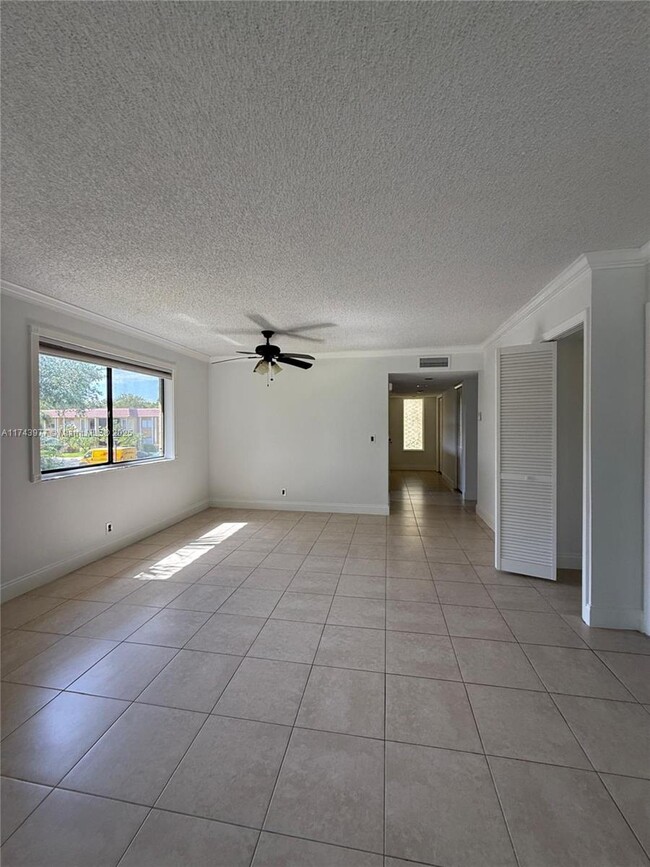Building Photo - 303 Lakeview Dr